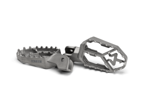 YAMAHA TENERE 700 Akrapovič Adventure Footpeg Set (Titanium) 2019-2026